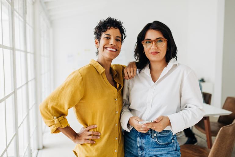 Trabajadoras sonriendo